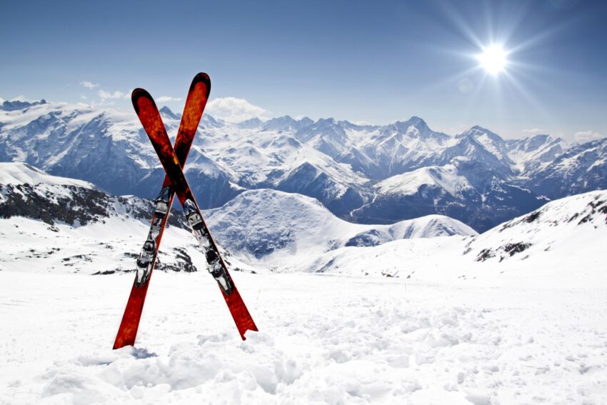טיסות לחופשת סקי - זוג מגלשיים על פסגה מושלגת
